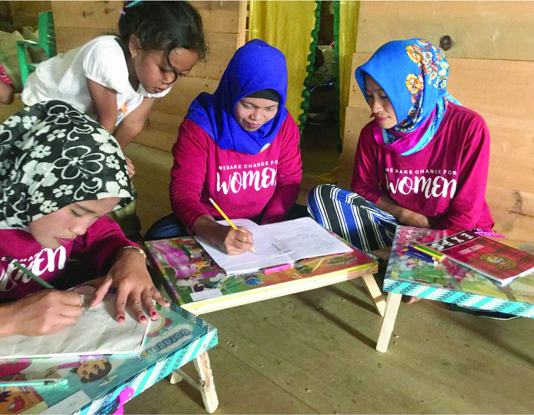 Kegiatan pendampingan kepada kaum perempuan di Bahonglangi lebih dikhususkan dalam bidang pendidikan, yakni baca, tulis, dan hitung serta dalam bidang kewirausahaan <br> Foto: Dok. 1000 Guru Sulsel