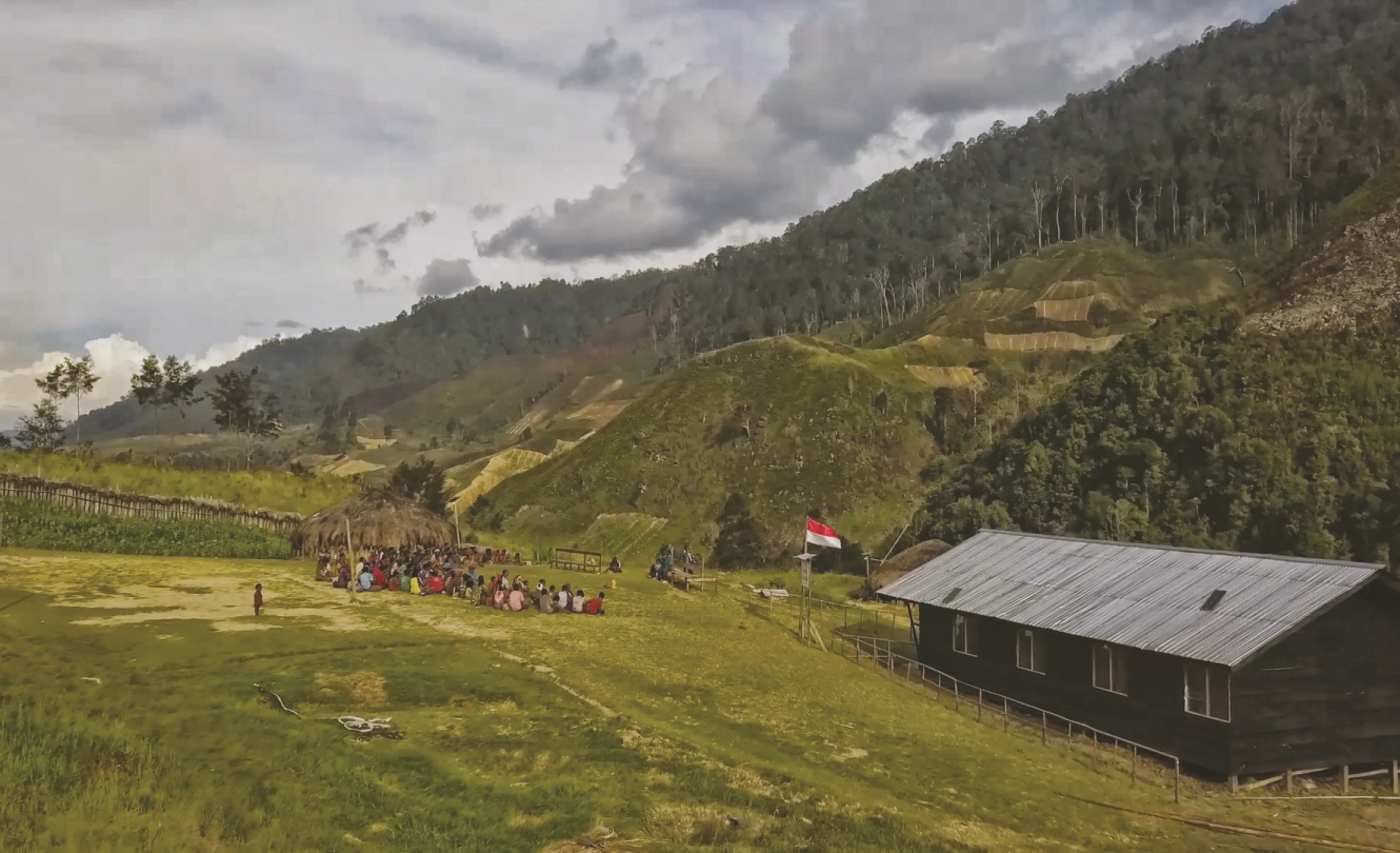 Beberapa kampung di Kabupaten Lanny Jaya yang hanya bisa ditempuh dengan berjalan kaki, tantangan geografis ini menjadi penghambat dalam pendokumentasian penduduk (kiri) Foto: Dok. KOMPAK