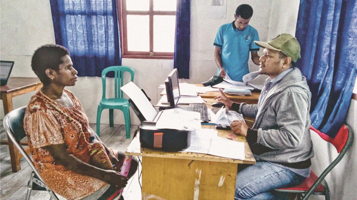 Kader kampung Bis Agats, Erold Msen sedang melayani warga yang akan mengurus surat di kantor kampung Bis Agats (kiri) Foto : Petrus Supardi