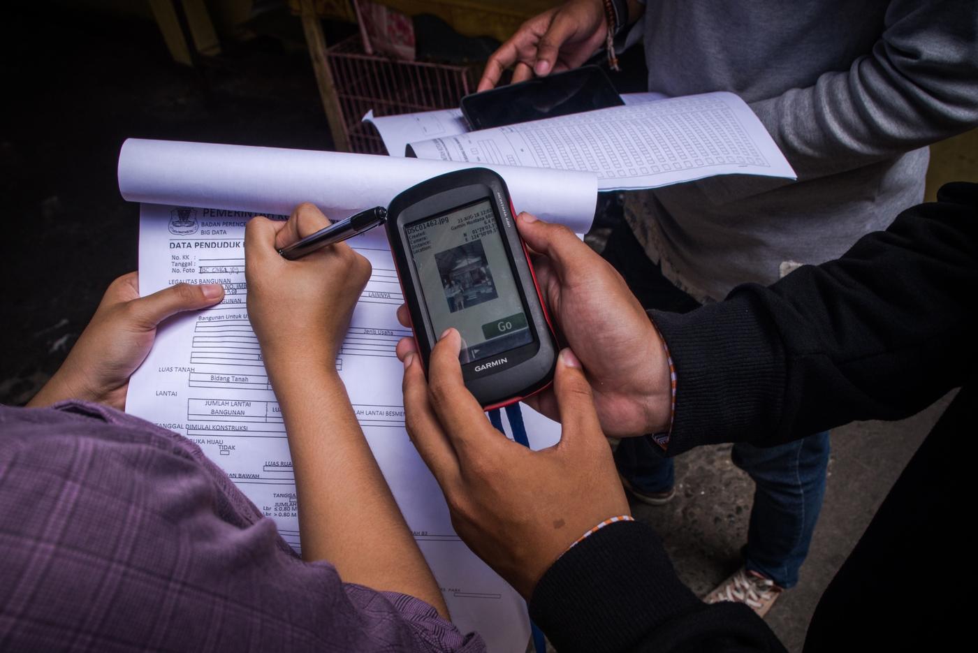 Pemerintah Kota Manado mengerahkan program KKN Mahasiswa untuk membantu Lurah dan Kepala Lingkungan dalam mengumpulkan data. Mereka mendatangi rumah warga satu per satu untuk mencatat informasi kependudukan yang diperlukan. Foto: Adwit B. Pramono/Yayasan BaKTI