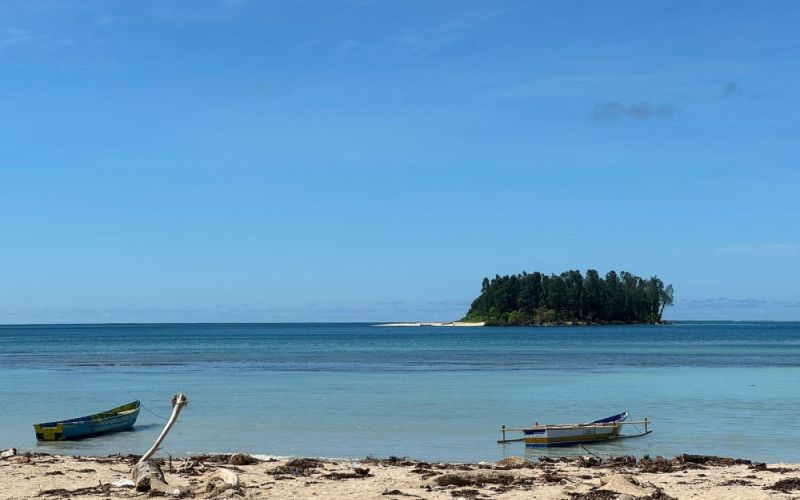 Pulau Um, ikonik bagi masyarakat Kampung Malaumkarta, hanya berjarak sekitar 0,16 km dari daratan pantai. Pulau kecil ini menjadi rumah bagi ribuan kelelawar dan burung camar, kadang juga ditemui burung Maleo. Foto: Wahyu Chandra/Mongabay Indonesia.