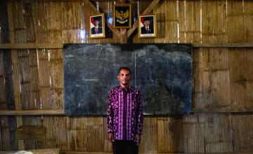 Janur Damianus, 53 tahun, Kepala Sekolah SDN Mboeng di Desa Kaju Wangi di ruang kelasnya yang amat sederhana <br> Foto: Fauzan Ijazah/KIAT Guru
