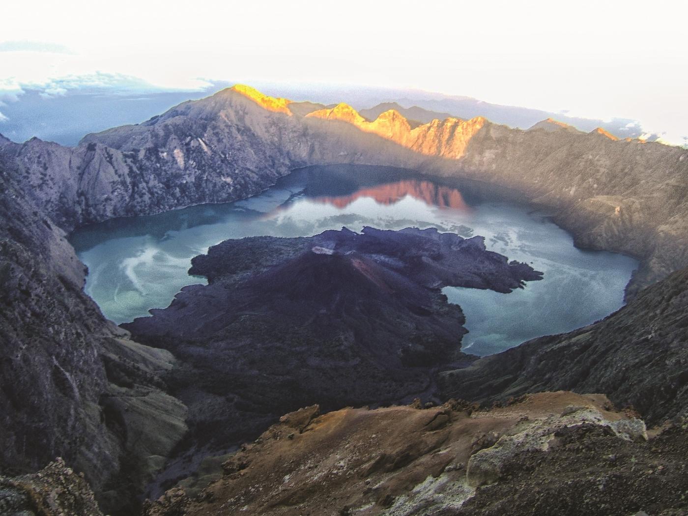 Sumber: https://upload.wikimedia.org/wikipedia/commons/7/78/Rinjani_Volcano%2C_Lombok.JPG