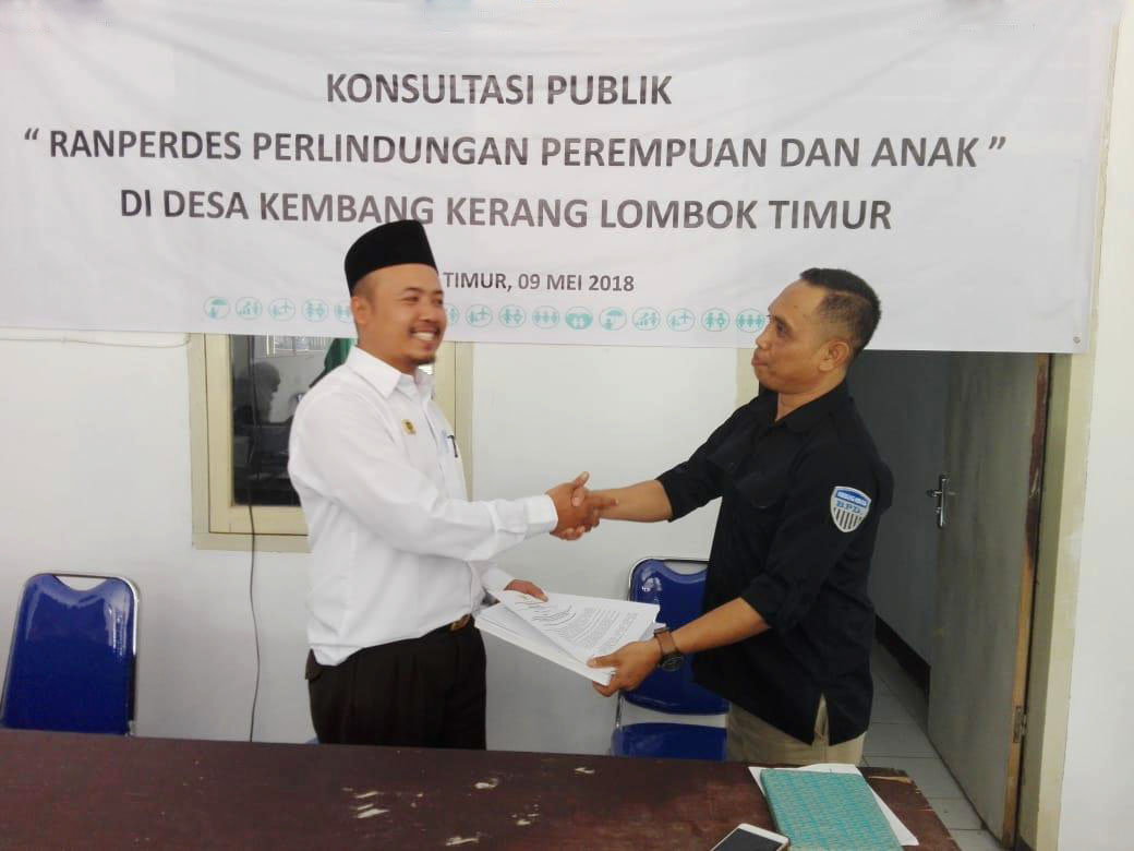 Pak Yahya (kiri) melakukan proses penandatanganan/pengesahan Ranperdes dalam kegiatan Konsultasi Publik, Ranperdes  Perlindungan  Perempuan  dan  Anak di Desa Kembang Kerang Lombok Timur. Foto : Triyati / Yayasan BaKTI 