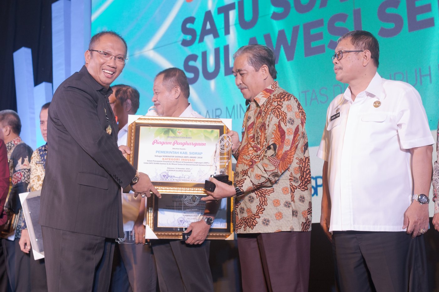Gubernur Sulsel diwakili oleh Sekda Provinsi Sulawesi Selatan Ashari Fakhsirie Radjamilo menyerahkan Saoraja AMPL Awards kepada pemerintah kabupaten