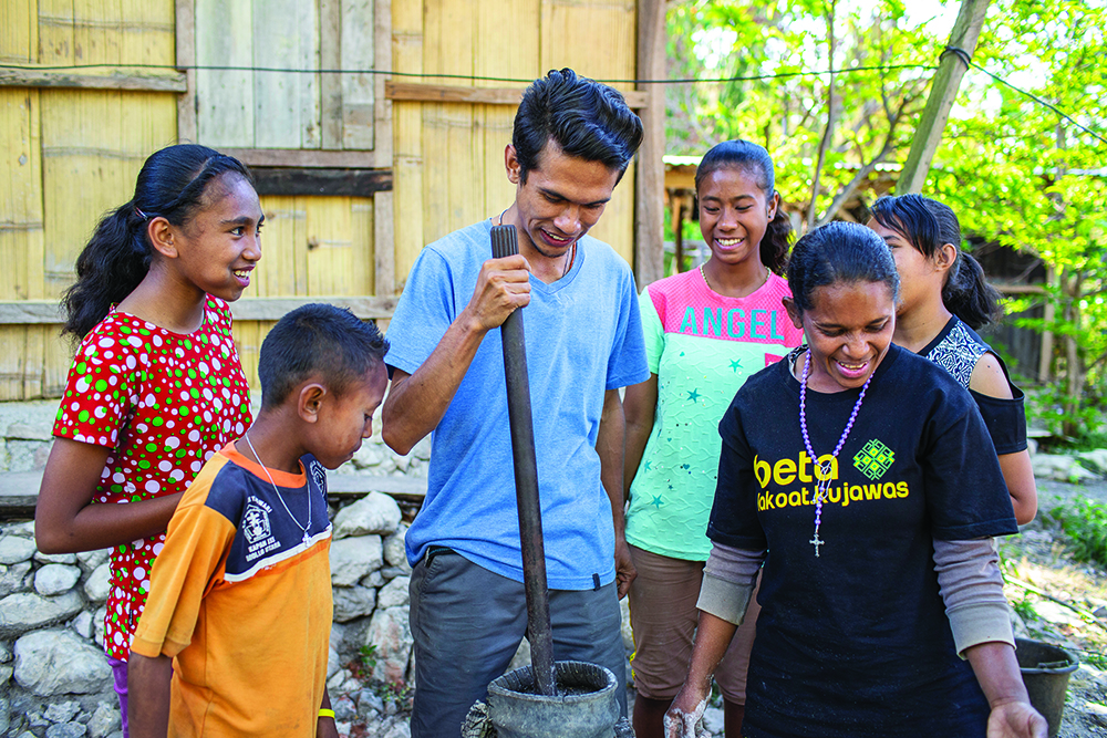 Anak-anak bersama orangtuanya kembali mempelajari resep-resep tradisional termasuk sambat Lu'at khas Timor 