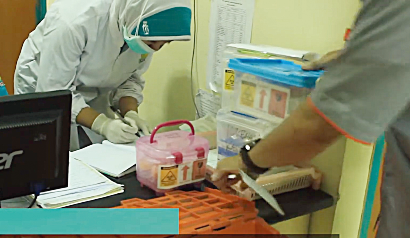Penjemputan sampel uji  dari fasilitas pelayanan  kesehatan. Foto : Dok. Yayasan KNCV Indonesia