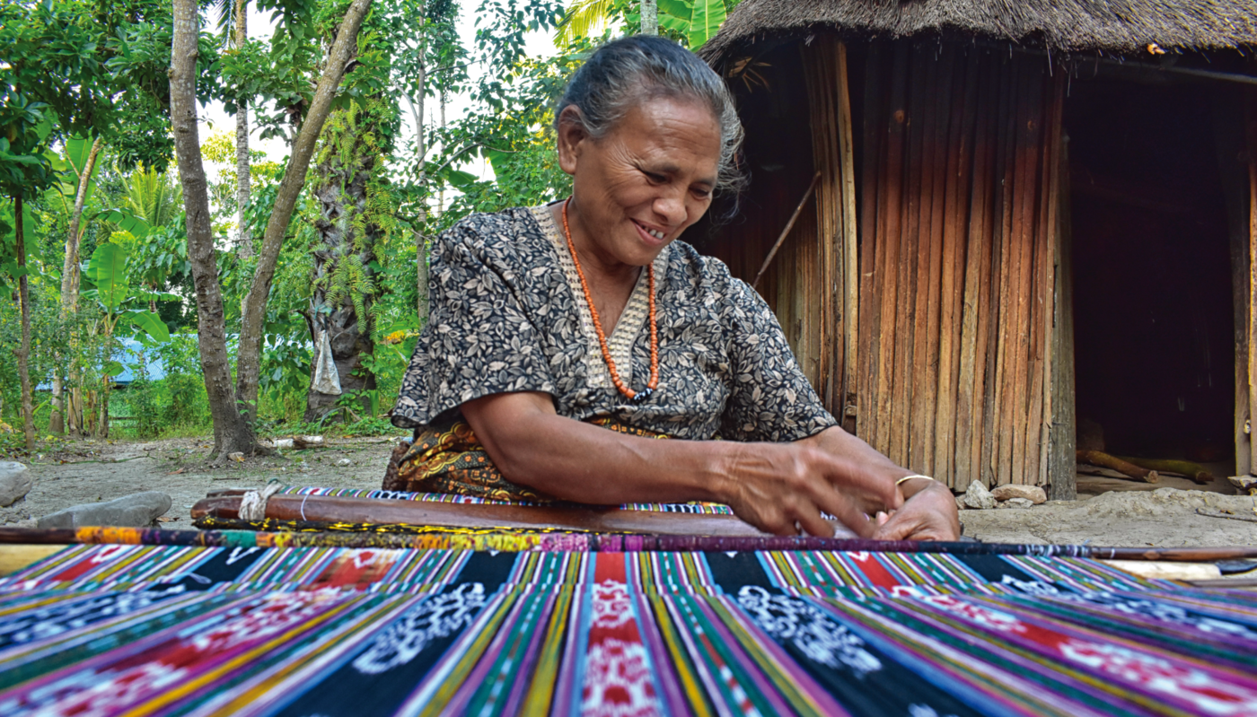 Mama Martha Sesfao ketika menenun sebuah sarung (Serlina R. Anawoli 