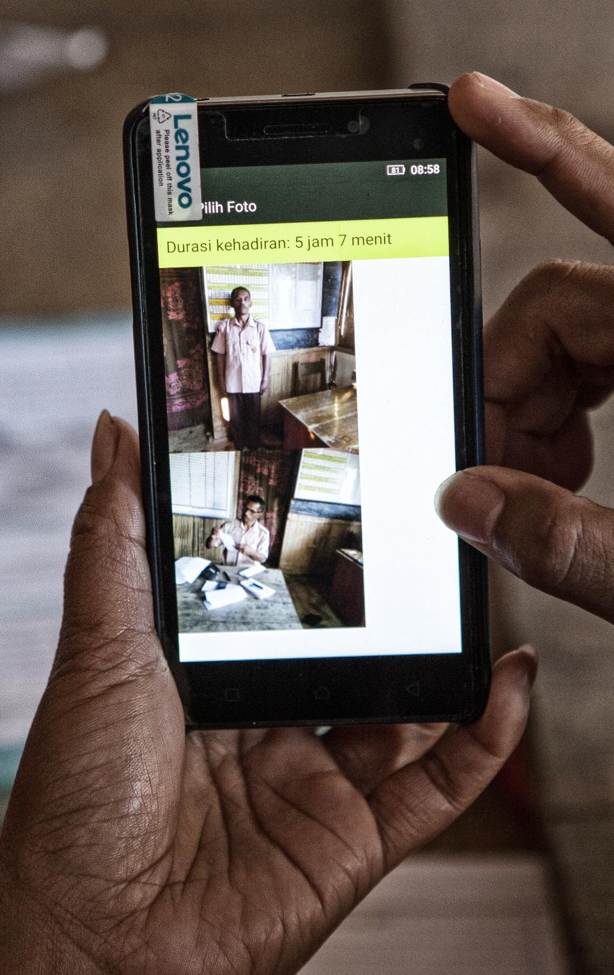 Aplikasi KIAT Kamera untuk merekam kehadiran guru di sekolah. Foto: Fauzan Idjazah/Bank Dunia