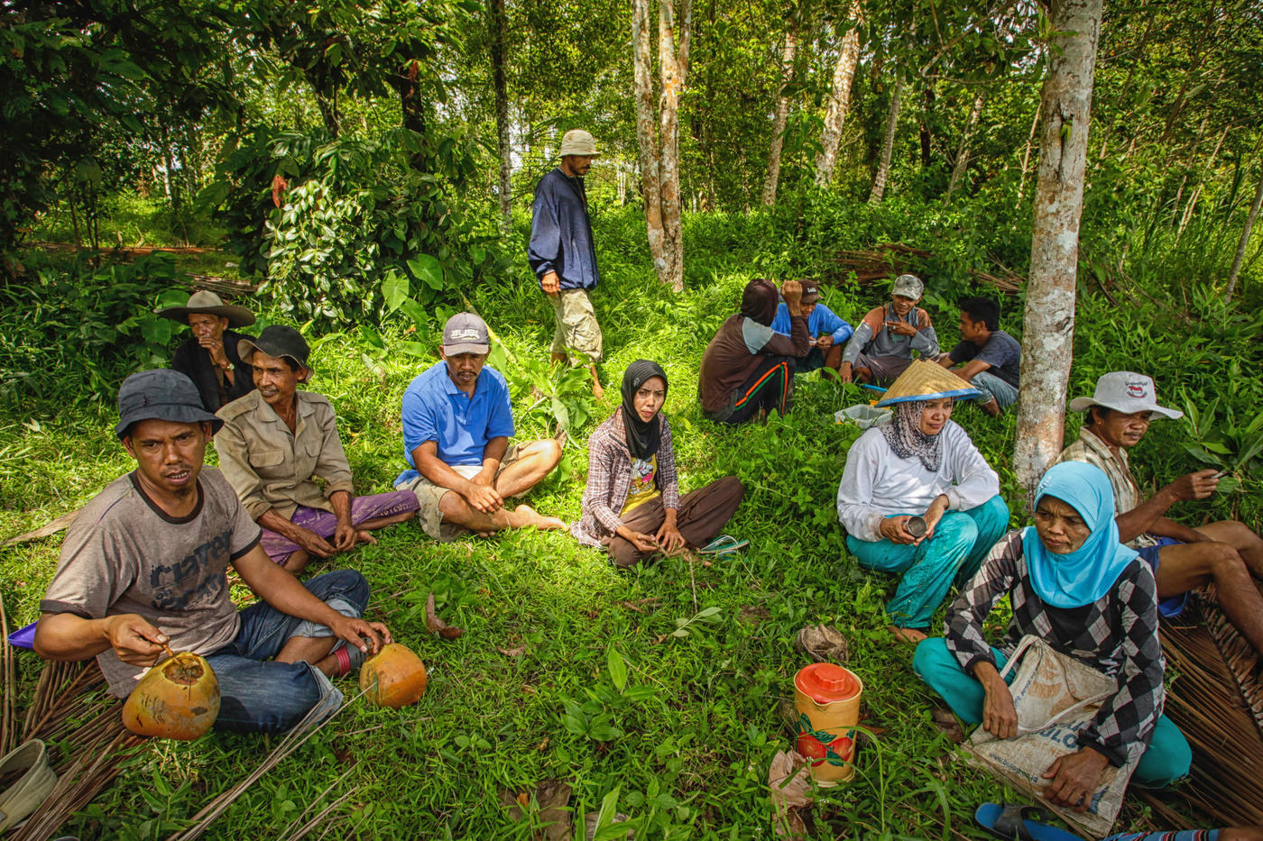 Para petani sawah di Bulukumba beristirahat sejenak dari kesibukan mereka. Ada sekitar 1,3 juta pekerja atau 36 persen dari jumlah total tenaga kerja Sulawesi Selatan yang menggantungkan hidupnya di sektor pertanian menurut BPS (2020). Sementara itu 17 persen tenaga kerja diserap oleh sektor industri pengolahan. Foto: Yusuf Ahmad