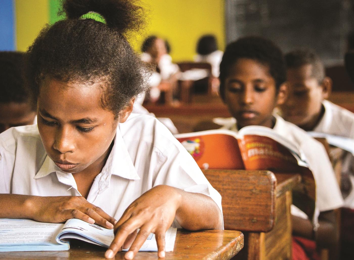 Pendidikan adalah investasi penting di Papua Barat. Program ‘2025 Satu Rumah Satu Sarjana’ jelas tidak main-main. Kini Ibu Magdalena dan aparat kampung mulai mempersiapkan banyak hal untuk mencapainya. Foto : Jenny P. Karay/Yayasan BaKTI