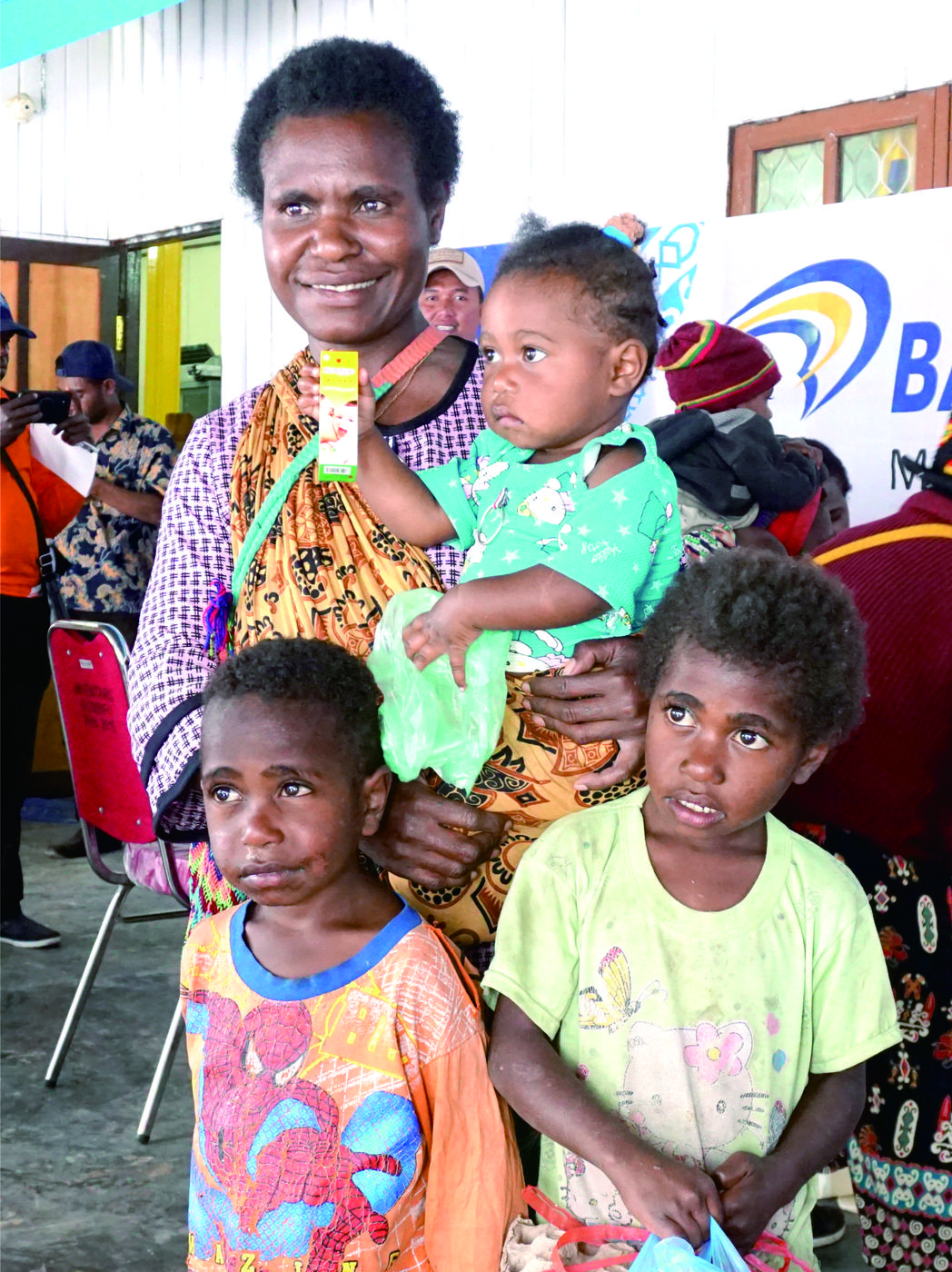Ibu dan Anak penerima dana Bangga Papua. Melihat anak-anak Papua menjadi lebih sehat dan cerdas adalah impian Philipus. Foto: Syaifullah/Yayasan BaKTI
