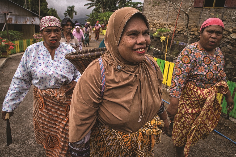 Para ibu di Kalaodi bersiap menuju kebun mereka. Foto : Adwit B. Pramono/Yayasan BaKTI