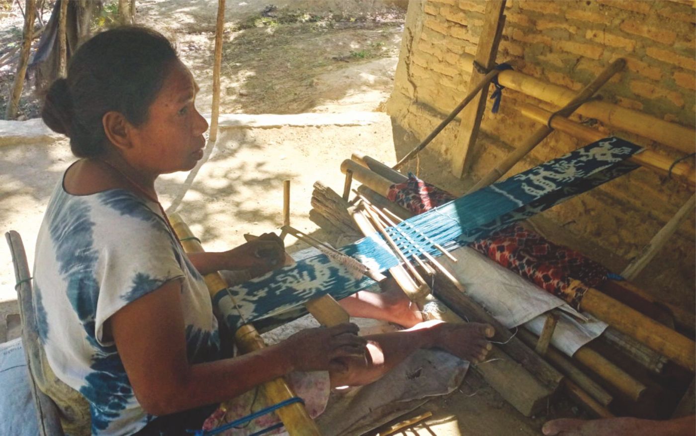 Mama Yo, penenun ikat pewarna alami Sumba. Foto: Diana Timoria