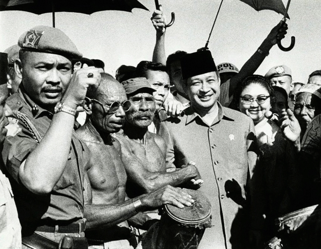 Presiden Soeharto menetapkan 25 April sebagai Hari Otonomi Daerah. Sayangnya tak ada desentralisasi  dan otonomi daerah yang signifikan terjadi di zamannya. Pemerintah Orde Baru masih enggan melimpahkan  kekuasaan kepada daerah.  Foto: gahetna.nl