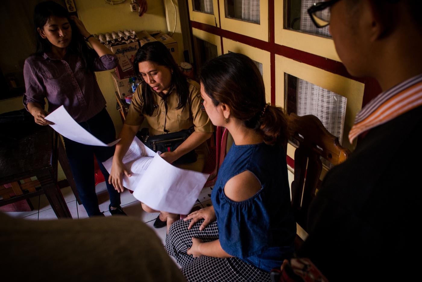 Pemerintah Kota Manado mengerahkan program KKN Mahasiswa untuk membantu Lurah dan Kepala Lingkungan dalam mengumpulkan data. Mereka mendatangi rumah warga satu per satu untuk mencatat informasi kependudukan yang diperlukan. Foto: Adwit B. Pramono/Yayasan BaKTI