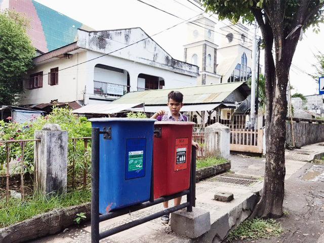 Seorang siswa SD di Kota Manado, membuang sampah botol plastik ke tempat sampah yang tersedia di jalan Samratulangi Manado. Masyarakat luas tentunya harus terlibat, peduli dan turut serta dalam arah kebijakan kendali sampah yang sudah ditetapkan pemerintah, agar semua pihak boleh melangkah seiring strategi nasional pengelolaan sampah jelang 2025 dan seterusnya. Foto : manadobacirita