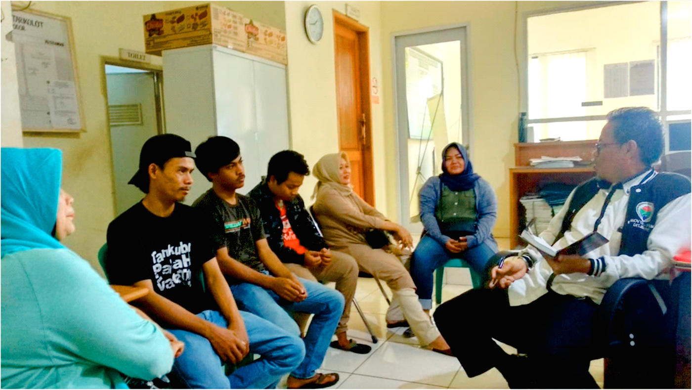 Wawancara oleh tim Kemendesa ke penerima manfaat program PKBM (Pusat Kegiatan Belajar Masyarakat) Desa Tarikolot berdasarkan data SIPBM. Foto : Sekretaris Desa Tarikolot