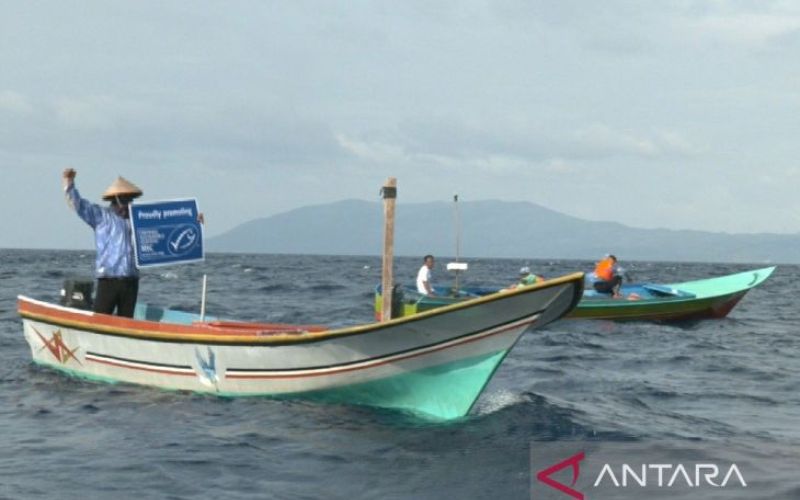 Nelayan Dusun Tanjung Air Panas, Desa Tulehu, Kabupaten Maluku Tengah, Provinsi Maluku. (ANTARA/M Fikri Setiawan)