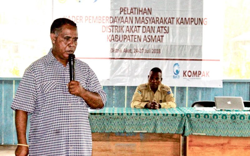 Pastor Vesto memberikan arahan pada pembukaan pelatihan kader pemberdayaan masyarakat kampung di Distrik Akat dan Atsu Kab. Asmat. <br> Foto: N.J. Tangkepayung/Yayasan BaKTI