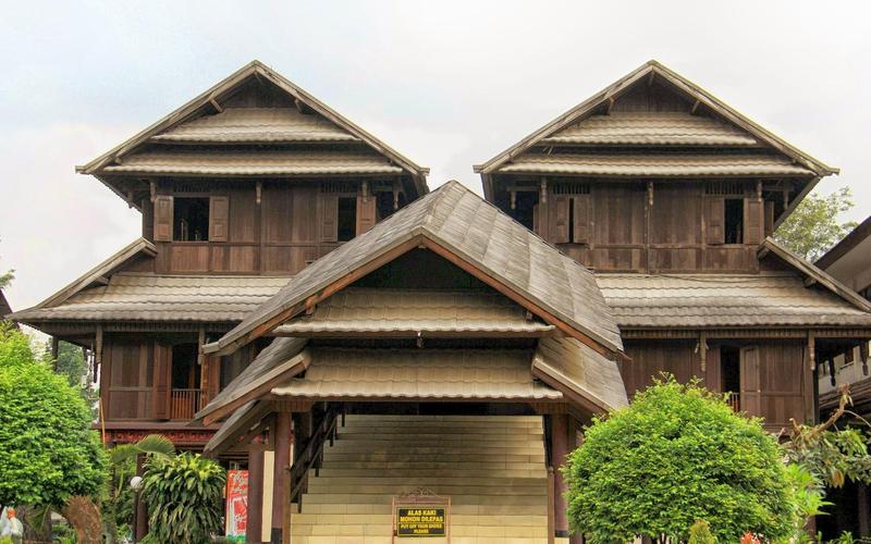 Dalam Loka Samawa, replika istana kesultanan Sumbawa yang menjadi ikon khas Provinsi Nusa Tenggara Barat di Anjungan Taman Mini Indonesia Indah