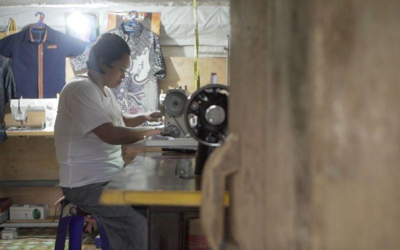 Milka Galla, Seorang difabel di Kabupaten Tana Toraja yang berfrofesi sebagai penjahit.