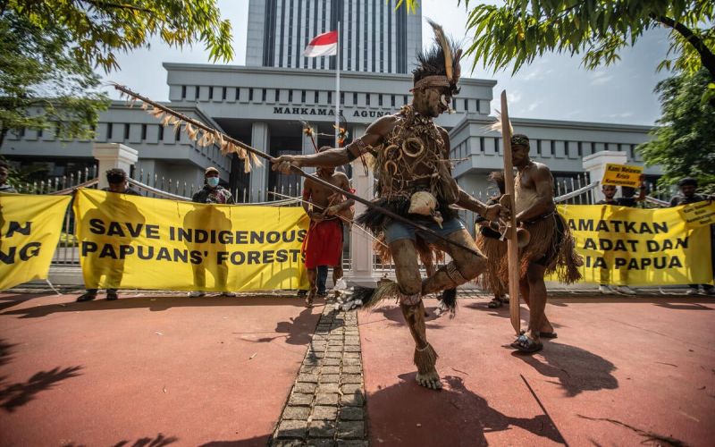 Masyarakat Asli Papua asal suku Awyu dan Moi Sigin didampingi aktivis dan komunitas saat kembali ke gedung Mahkamah Agung (MA). Sumber: greenpeace.org