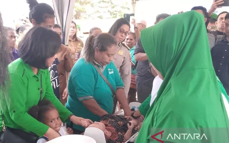 Pemeriksaan kesehatan dan penimbangan anak untuk pencegahan stunting anak di Kabupaten Biak Numfor, Papua dilakukan kolaborasi Pemkab Biak, Buddha Tzu Chi dengan Persit Kartika Chandra Kodim 1708 Biak.ANTARA/Muhsidin