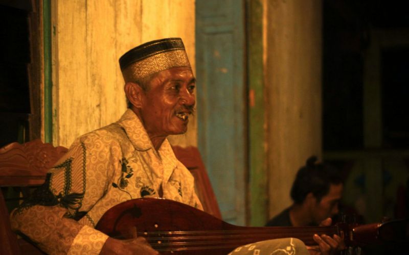 Inca Lanna sedang melantunkan syair dengan alat musik gambus kesayangannya. Foto: Nurul Fadli Gaffar