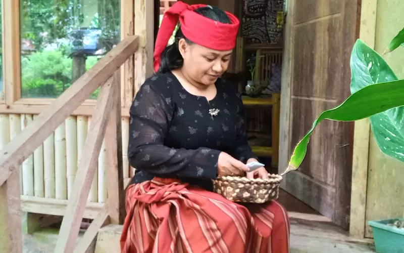 Iin Hokey sedang menyiapkan tempat sirih di depan kediamannya di Kelurahan Sangele, Kecamatan Pamona Puselemba, Kabupaten Poso. Kediamannya terletak di mulut muara Danau Poso atau hulu Sungai Poso.(Foto: dokumentasi pribadi/Iin Hokey)