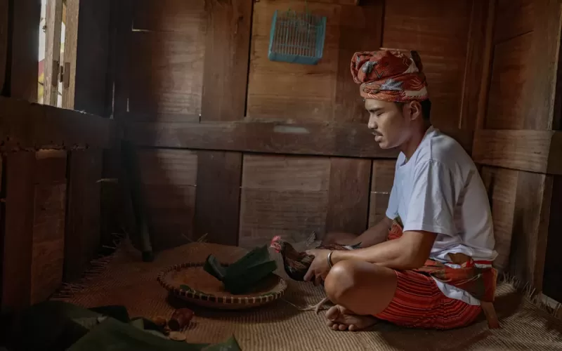 Laurensius Kevin (21) membacakan beberapa doa untuk leluhur ataudewa penjaga bumi sebelum melakukan penyembelihan ayam saat ritual Adat Kallode-lode, Tana Toraja, Novemmber 2024. Foto oleh Iqbal Lubis.