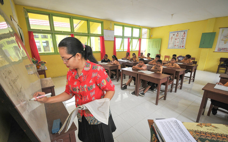 Suasana belajar mengajar di sebuah sekolah di Papua barat. Guru memainkan peran dominan dalam pendidikan, karenanya dukungan fasilitas untuk meringankan beban mereka adalah hal yang penting <br> Foto: NJ. Tangkepayung/Yayasan BaKTI