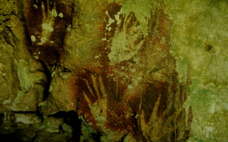 Lukisan cap tangan (rock art) di Leang Jarie, dengan ujung jari runcing. Di situs ini lukisan cap tangan berusia 39.400 tahun lalu. <br> Foto: Eko Rusdianto/ Mongabay Indonesia