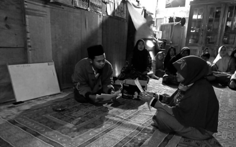 Seorang perempuan belajar di sekolah adat Bowonglangit di dusun Pattallassang, Desa Pao, Kecamatan Tombolo Pao, Kabupaten Gowa, Sulawesi Selatan. (Project M/Andi Hajramurni)