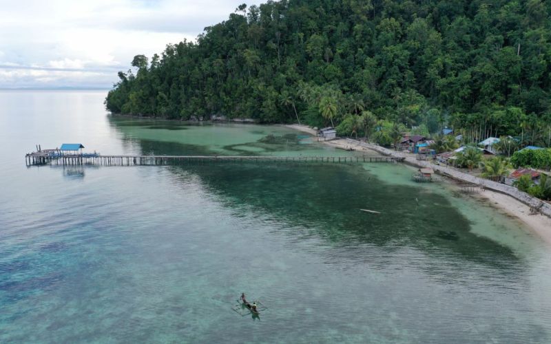 Foto: Kawasan pantai di Kampung Yensner, Teluk Mayalibit, Raja Ampat, Papua Barat. KOMPAS/FERGANATA INDRA RIATMOKO 