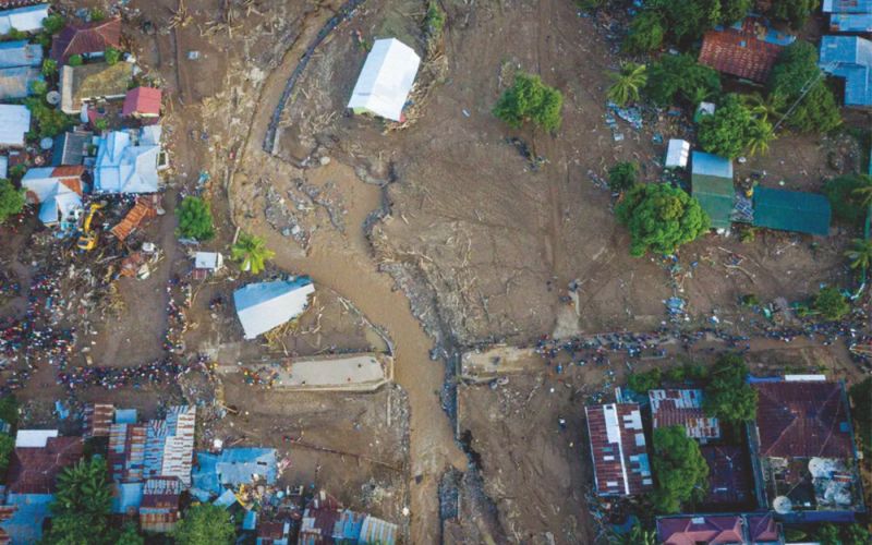 Foto dari udara dampak siklon menggambarkan kerusakan akibat  banjir bandang di Adonara Timur, Flores Timur, Nusa Tenggara  Timur (NTT), 6 April 2021 <br> Foto: ANTARA FOTO/Aditya Pradana Putra/wsj.