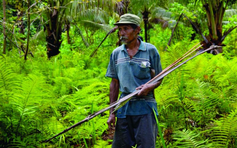 Antonius, komunitas O’Hongana Manyawa yang saat ini tinggal di Hutan Halmahera, Maluku Utara, yang saat ini telah menjadi wilayah Taman Nasional Aketajawe Lolobata. Pada 2011, ia ditemui sedang membawa tombak dan panah untuk berburu <br>Foto: Faris Bobero/ Mongabay Indonesia