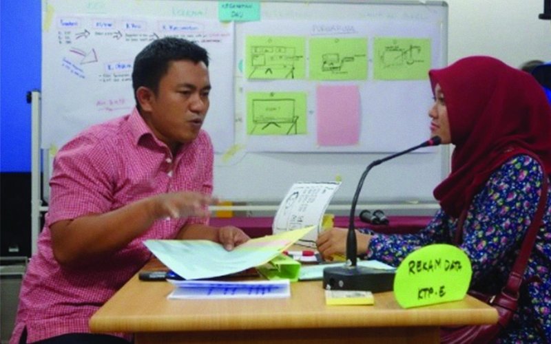 (Kiri) Pertemuan dengan masyarakat untuk memperoleh umpan balik setelah pembangunan purwarupa untuk optimasi proses dalam penerbitan KTP Indonesia <br> Foto: Dok. GIZ