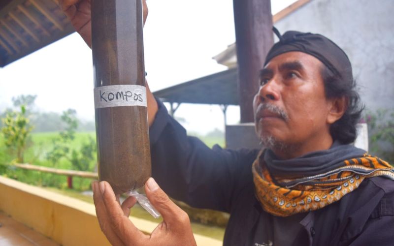 Wardiono mensimulasikan pengamatan struktur tanah. Foto: Themmy Doaly/Mongabay Indonesia