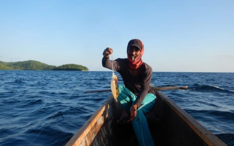 Nelayan Bajo di Monsongan menggunakan alat tangkap ramah lingkungan seperti pancing, jaring kecil, dan panah, agar tak merusak terumbu karang. Foto: Wahyu Chandra/Mongabay Indonesia.