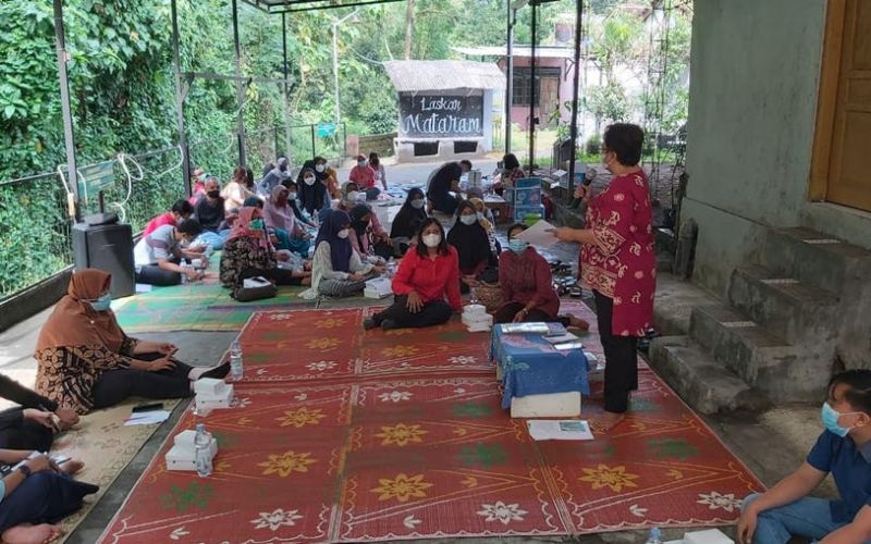 Novi Kurnia sebagai fasilitator dalam pelatihan literasi digital atasi hoaks Covid-19 secara luring di Sleman yang diadakan oleh UPN Veteran Yogyakarta pada Juni lalu