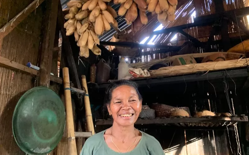 Yuventa Tia, petani Desa Nitunglea, Kecamatan Palu’e, Kabupaten Sikka dengan latar belakang dapur rumahnya. (Meylinda Mukin/floresa.co)