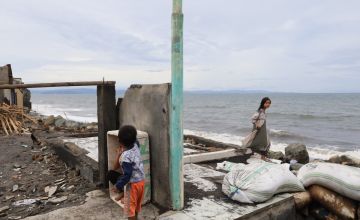 Anak-anak pesisir Mapak, Kecamatan Sekarbela, Kota Mataram bermain di sisa runtuhan rumah yang rusak diterjang rob. Saat ini warga sudah pindah ke permukiman baru. Foto: Fathul Rahman/Mongabay Indonesia