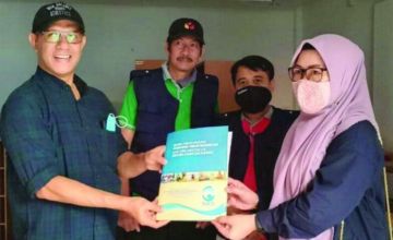 Kabid Pengembangan Koleksi dan Pelestarian Bahan Perpustakaan  didampingi Pustakawan menerima bantuan dari Direktur Eksekutif  Yayasan BaKTI <br> Foto: Dok.Perpustakaan Kota Makassar