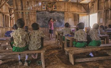 Proses belajar mengajar di SD Mboeng 21 di daerah rintisan Program KIAT Guru di Kajuwangi, Manggarai Timur, NTT  <br> Foto: Fauzah Ijasah/World Bank