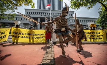 Masyarakat Asli Papua asal suku Awyu dan Moi Sigin didampingi aktivis dan komunitas saat kembali ke gedung Mahkamah Agung (MA). Sumber: greenpeace.org