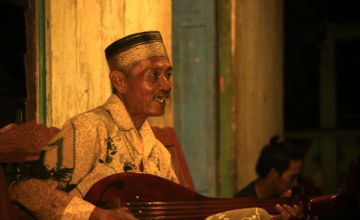 Inca Lanna sedang melantunkan syair dengan alat musik gambus kesayangannya. Foto: Nurul Fadli Gaffar