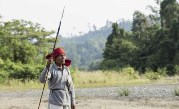 Permintaan terhadap mobil listrik mendorong kerusakan di lahan masyarakat terisolasi.   Daripada menghancurkan lebih banyak alam dan orang-orang yang melindunginya serta demi mengatasi perubahan iklim, sebaiknya kita mendukung suku terisolasi untuk melindungi hutan hujan dan hak tanah mereka. Merekalah pelindung paru-paru hijau planet ini.  "Kami, masyarakat Hongana Manyawa, tidak ingin perusahaan tambang untuk datang, karena mereka akan menghancurkan hutan kami. Kami akan melindungi hutan ini sebisa mungki