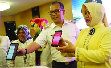 Walikota Makassar Dany Pomanto meresmikan aplikasi Program Kucata'Ki dari gawai <br> Foto: Hamsah Sinring/Yayasan BaKTI