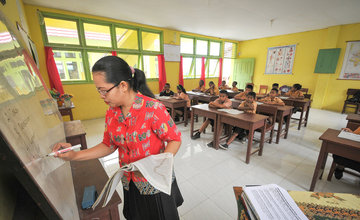 Suasana belajar mengajar di sebuah sekolah di Papua barat. Guru memainkan peran dominan dalam pendidikan, karenanya dukungan fasilitas untuk meringankan beban mereka adalah hal yang penting <br> Foto: NJ. Tangkepayung/Yayasan BaKTI